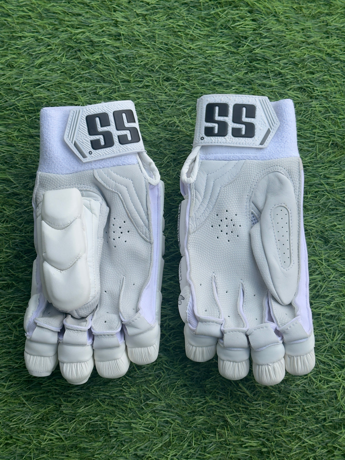 SS MILLENIUM PRO WHITE- BATTING GLOVES